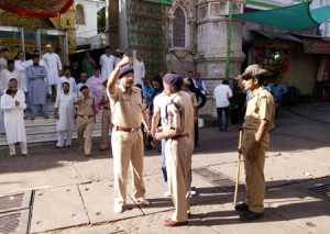 पुलिस अधीक्षक मातहतों को निर्देश देते हुए