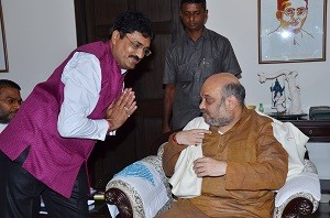 भारतीय जनता पार्टी के राष्ट्रीय अध्यक्ष श्री अमित शाह को प्रतीक चिन्ह भेंट करते हुए सुखी परिवार अभियान के श्री ललित गर्ग।