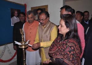 अजमेर जिले के प्रभारी एवं शिक्षा राज्य मंत्राी प्रो. वासुदेव देवनानी अजमेर सूचना केन्द्र में दीप प्रज्जवलित      कर विकास प्रदर्शनी का शुभारम्भ करते हुए।
