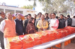 सूचना एवं जनसम्पर्क विभाग द्वारा वर्तमान सरकार के दो वर्ष की उपलब्धियों के प्रकाशित प्रचार साहित्य      का अवलोकन करते अजमेर जिले के प्रभारी एवं शिक्षा राज्य मंत्राी प्रो. वासुदेव देवनानी।