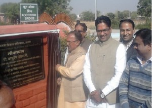 सम्राट अशोक उद्यान स्थित ट्रेफिक पार्क के लोकार्पण के अवसर पर प्रभारी मंत्राी प्रो. वासुदेव      देवनानी साथ में है अजमेर विद्युत वितरण निगम के प्रबंध निदेशक श्री हेमन्त गेरा।