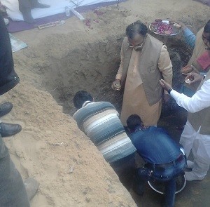  क्षेत्राीय विधि विज्ञान प्रयोगशाला भवन की आधाशिला रखते जिले के प्रभारी मंत्राी प्रो. वासुदेव      देवनानी।