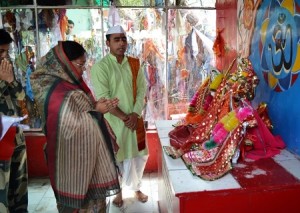 मुख्यमंत्री श्रीमती वसुन्धरा राजे तनोट माता के दर्षन कर पूजा अर्चना करती हुए।