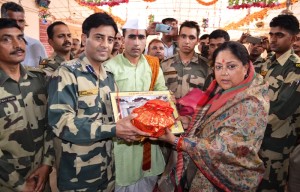 मुख्यमंत्री श्रीमती वसुन्धरा राजे को तनोट में डीआईजी बीएसएफ तनोट माता की तस्वीर      भेंट करते हुए।