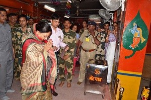 मुख्यमंत्री श्रीमती वसुन्धरा राजे नीलेष्वर महादेव के दर्षन करती हुई।
