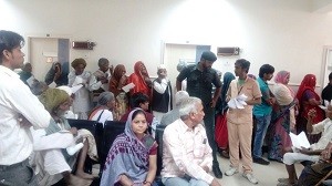 मित्तल हॉस्पिटल के ओपीडी में नि:शुल्क जांच एवं परामर्श के लिए कतारबद्ध नेत्र रोगी।
