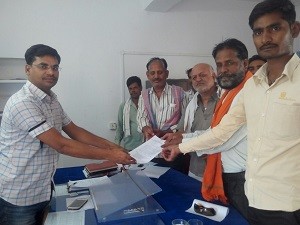 शाहाबाद विकास अधिकारी को ज्ञापन देते ग्रामसेवक संघ