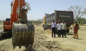 ब्यावरखास में अतिक्रमण संबंधी शिकायत पर तहसीलदार श्री योगेश अग्रवाल मय टीम मौका मुआयना कर निर्देश देते हुए