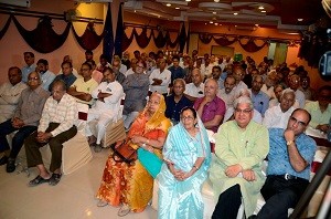 दर्शक-श्रोता दीर्घा में हैं साहित्यकार उषाकिरण सोनी; आनंद कौर व्यास; भवानीशंकर व्यास विनोद; राजेश व्यास; बुलाकी शर्मा; मोहन थानवी; नवनीत पांडे; एम एम माथुर; कमल रंगा; डा नीरज दैया और संस्कृतिकर्मी।