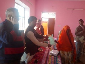 रामपाली मे षिविर मे पट्टा वितरण करते हुए सरवाड प्रधान किषन लाल बैरवा व रामपाली षिविर मे निरीक्षण करते उपखण्ड अधिकारी घनष्यामषर्मा।