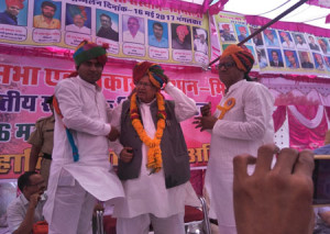 विधानसभा अध्यक्ष कैलाश मेघवाल को साफा पहनाकर स्वागत करते जिला प्रमुख प्रवेश कुमार सालवी