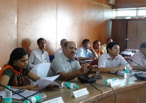 जिला प्रमुख वंदना नोगिया की अध्यक्षता में आयोजित बैठक में उपस्थित अधिकारीगण एवं जनप्रतिनिधिगण।