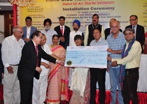 लायंस क्लब नई दिल्ली अलकनंदा की ओर से डाॅ. मृदुला टंडन को चिरंजीलाल धानुका समाजसेवा पुरस्कार प्रदत्त करते हुए श्री रामगोपाल धानुका, जनपदपाल लाॅयन बी. एम. शर्मा, क्लब के अध्यक्ष लाॅयन हरीश चैधरी एवं लाॅयन आनंद महेश्वरी।