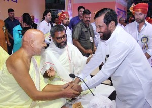 केन्द्रीय खाद्य एवं नागरिक आपूर्ति मंत्री श्री रामविलास पासवान गच्छाधिपति आचार्य श्रीमद् नित्यानंद सूरीश्वरजी से आशीर्वाद लेते हुए। साथ में गणि राजेन्द्र विजयजी
