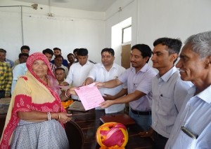 ग्राम पंचायत ब्यावर खास  में पट्टा वितरण करते हुए जिला परिषद सीईओं निकया गोहाएन, जवाजा प्रधान गायत्री देवी रावत एवं उपस्थित अधिकारीगण। 