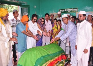 राजस्थान पंडित दीनदयाल उपाध्याय स्मृति मंच के पदाधिकारियों द्वारा जेठा- भुट्ठा पीर बाबा की मजार पर चादर चढ़ाते। 