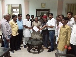 सर्किट हाउस में सोमवार 11.9.17 को सफाई कर्मचारी आयोग के उपाध्यक्ष व राज्यमंत्री दर्जा प्राप्त चन्द्र प्रकाश चौहान उर्फ टाइसन को ज्ञापन देते हुए विभिन्न सफाई कर्मचारी संगठनों के प्रतिनिधि।