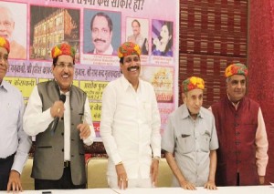 T Manwani Anand (with mike),MP Lalubhai B Patel,freedom fighter Dada Keswani,Manohar Dev and Lal Khatri. 