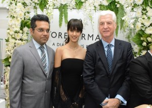 Bhavin Jhakia (Chairman and MD, OM Jewellers) Disha Patani and Stephen Lussier (Global CEO, Forevermark Diamonds) celebrating Forevermark's association with OM Jewellers at Borivali West