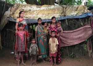 संतोषी कुमारी के परिवार के साथ तारामणि साहू