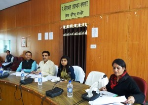 जिला आयोजना समिति की बैठक में उपस्थित जिला प्रमुख वंदना नोगिया एवं उपस्थित सदस्य एवं विभागीय अधिकारी।