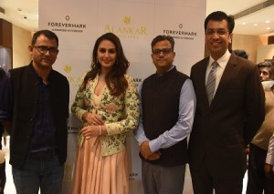 Huma Qureshi at the launch of Forevermark Diamonds at Alankar Jewellers in Patna (3)