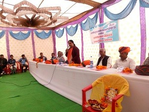 पशुपालकों को संबोधित करते हुए डेरी चेयरमैन किताब पटेल और उपस्थित पशुपालक l फोटो लोकेश मेनारिया