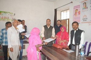 लाभार्थियों को पीपीओ वितरित करती हुई प्रधान रेखा कुंवर ll फोटो लोकेश मेनारिया 