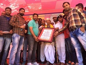 पूर्व नगरपालिका अध्यक्ष रूपलाल नंदावत का स्वागत करते हुए कांग्रेस कार्यकर्ताllफोटो - लोकेश मेनारियाll