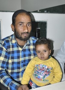 जन्मजात गुर्दा पीड़ित डेढ़ वर्षीय बालक ईशान आॅपरेशन कामयाब होने के बाद मित्तल हाॅस्पिटल एंड रिसर्च सेंटर अजमेर के यूरोलोजिस्ट डाॅ कुलदीप शर्मा से स्वास्थ्य जांच कराकर घर लौटते हुए। 