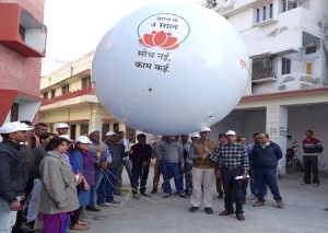 राज्य सरकार के चार साल पूर्ण होने के उपलक्ष पर जिला परिषद कार्यालय में हिलीयम बैलन उड़ाते हुए जिला प्रमुख वंदना नोगिया एवं उपस्थित अधिकारी गण। 