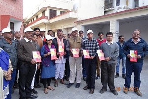 राज्य सरकार के चार साल पूर्ण होने के उपलक्ष पर ग्रामीण विकास विभाग द्वारा जारी फोल्डर का विमोचन करते हुए जिला प्रमुख वंदना नोगिया एवं उपस्थित अधिकारी गण। 