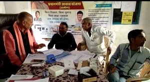 अतिक्रमण हटवाने हेतु मुख्यमंत्री के नाम सोपे ज्ञापन की कॉपी सरपंच को देते हुए ll फोटो लोकेश मेनारियाll