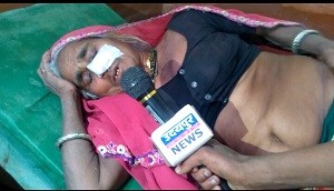 लूट की घटना के बाद  आप बीती सुनाती वृद्ध महिला l फोटो लोकेश मेनारिया
