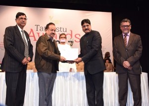 तस्थास्तु एवार्ड-2017 प्रदत्त करते हुए केन्द्रीय मंत्री डाॅ. हर्षवर्धन