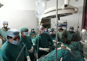 मित्तल हाॅस्पिटल एंड रिसर्च सेंटर के कैंसर रोग विशेषज्ञ डाॅ प्रशांत शर्मा और उनकी टीम रोगी का दूरबीन से थाईमोमा ट्यूमर का आॅपरेशन करते हुए।