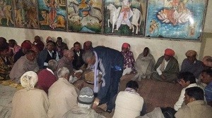 बैठक में उपस्थित कार्यकारिणी के सदस्य एवं संबोधित करते हुए प्रेम शंकर रामावत जिला देहात सचिव ll फोटो लोकेश मेनारियाll