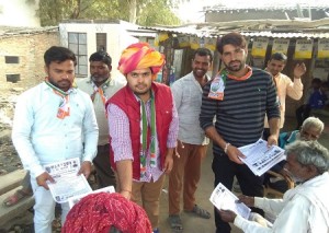 रघुषर्मा के समर्थन मे मतदान की अपील करते हुए सागर षर्मा का स्वागत करते हुएग्रामीण।फोटो-षंकर खारोल
