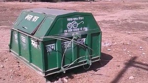 मेला परिसर में पड़ी गंदगी एवं 3 माह पूर्व मेला परिसर में रखें कचरा पात्र आज भी मेला परिसर में ही फांक रहे हैं धूल 