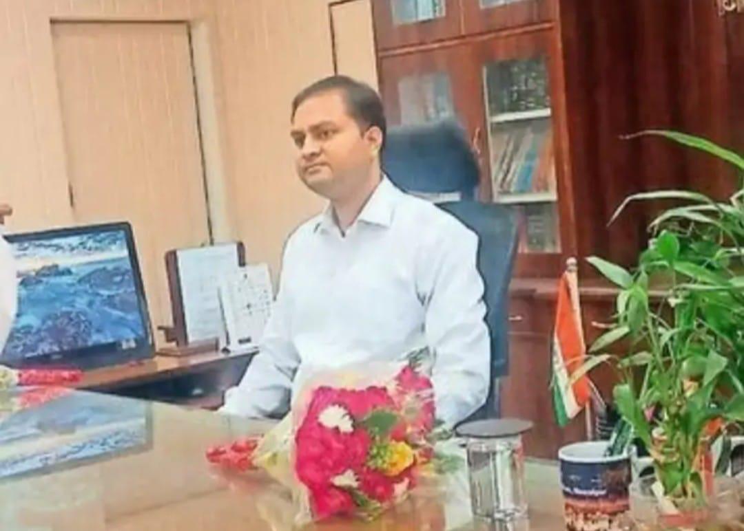 जिला कलक्टर ने बारिश से क्षतिग्रस्त होने वाली सड़कों को मरम्मत करने के दिए निर्देश
