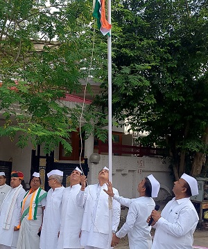 स्वतंत्रता दिवस पर जिला कांग्रेस मुख्यालय में ध्वजारोहण, शहीदों को किया नमन