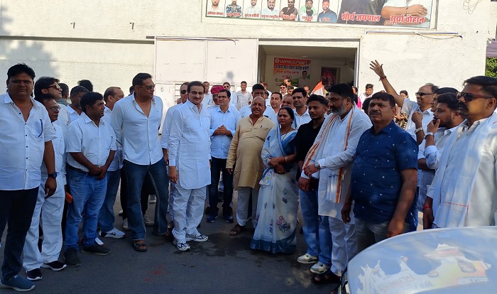40 वाहनों में डेढ़ सौ से अधिक अजमेरी कांग्रेसजन जयपुर पहुंचे, चुनाव आयोग कार्यालय की ओर मार्च में दिखाई ताकत